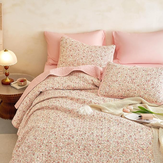 Wake In Cloud - Floral Quilt Set, Cute Vintage Flower Cottagecore Shabby Chic for Women Teen Girls, Reversible Lightweight Bedspread Coverlet, 3 Pieces, Cream Pink, Queen/Full Size