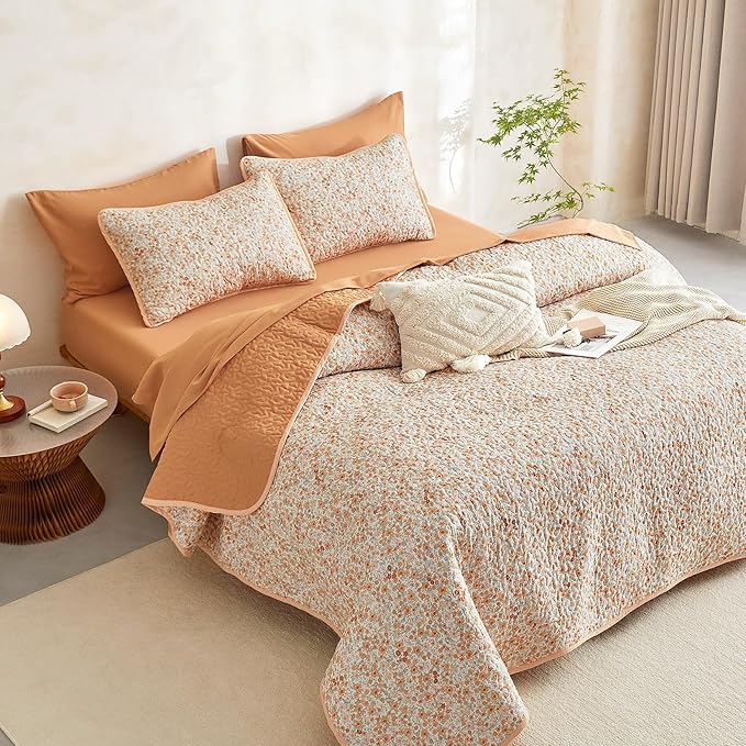 Wake In Cloud - Floral Quilt Set, Cute Vintage Flower Cottagecore Shabby Chic for Women Teen Girls, Reversible Lightweight Bedspread Coverlet, 3 Pieces, Cream Orange, Twin/Twin XL Size
