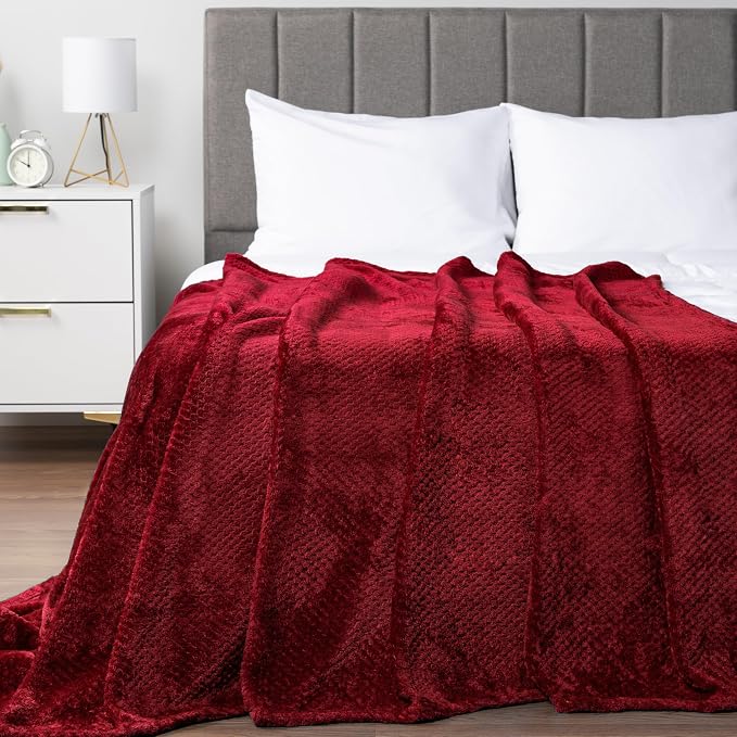 PAVILIA Dark Red Fleece Throw Blanket for Couch Sofa Bed, Soft Fuzzy Waffle Jacquard Microfiber, Warm Lightweight Fade-Resistant Decorative All Season Throw, 50x60
