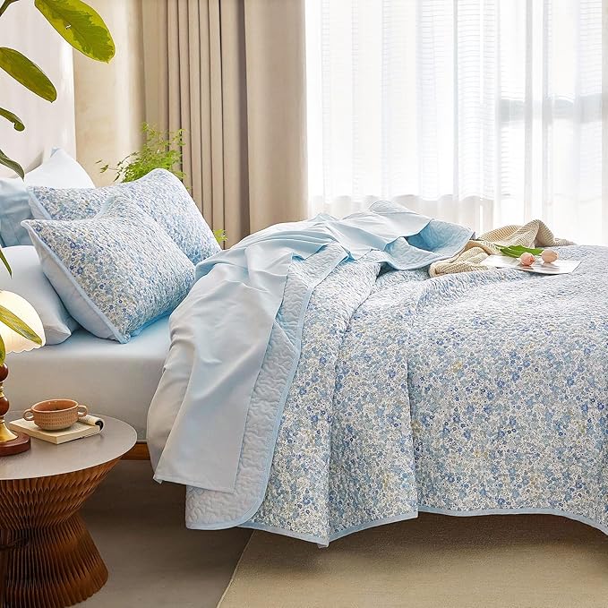 Wake In Cloud - Floral Quilt Set, Cute Vintage Flower Cottagecore Shabby Chic for Women Teen Girls, Reversible Lightweight Bedspread Coverlet, 3 Pieces, Light Blue, Queen/Full Size
