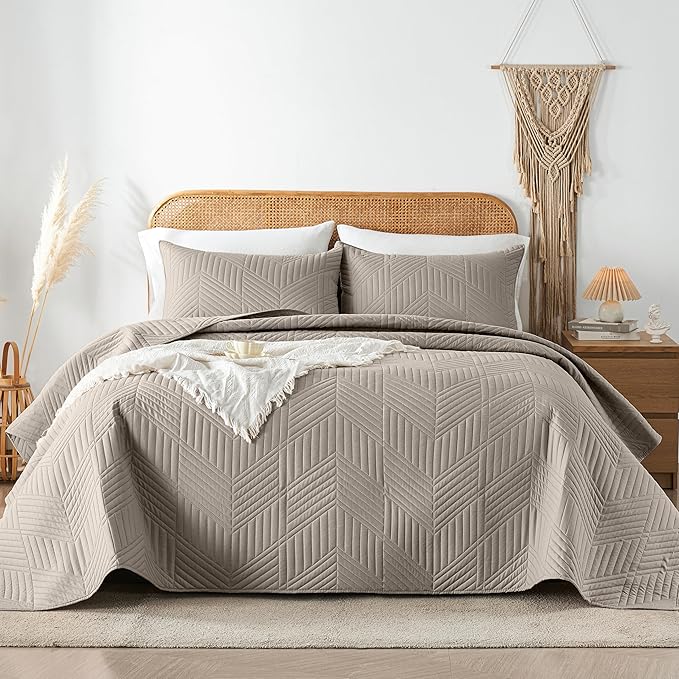 Davulos King/Cal King Quilt Set in Taupe, Soft Reversible Microfiber Bedspread for All-Season Use in Bedroom or Dorm, Lightweight Modern Geometric Coverlet (1 Quilt, 2 Pillow Shams)