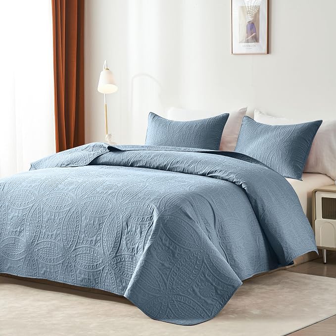 akkialla 118"x106" Dusty Blue California King Quilt Set, Oversized Floor-Length Bedspread, Modern Coin Pattern Microfiber Coverlet, 3-Piece All Season Bedding with 2 Pillow Shams