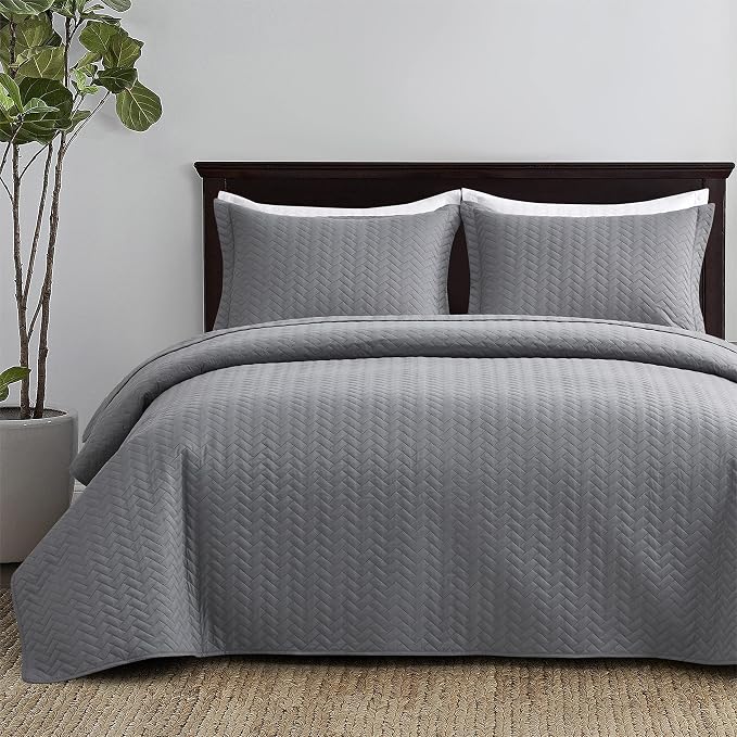 Maple&Stone Grey Quilt Set King Size, Lightweight Bedspread | Breathable Coverlet with Chevron Pattern, All-Season Dorm Bed Cover Set Bedding Decor 3 Piece