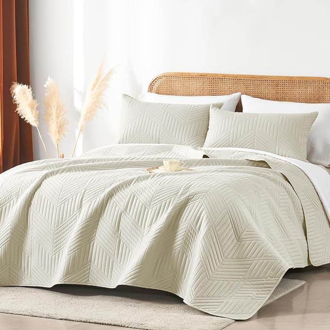 Davulos King/Cal King Quilt Set in Cream, Soft Reversible Microfiber Bedspread for All-Season Use in Bedroom or Dorm, Lightweight Modern Geometric Coverlet (1 Quilt, 2 Pillow Shams)