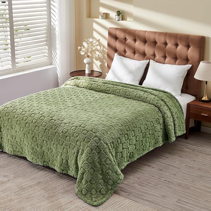FY FIBER HOUSE Throw Blankets with Heart Checkered,Soft Warm Blankets for Lover Mom Father Gifts,Washable Lightweight Fuzzy Blanket for Couch Sofa Bed All Season(Sage Green,90"x108")