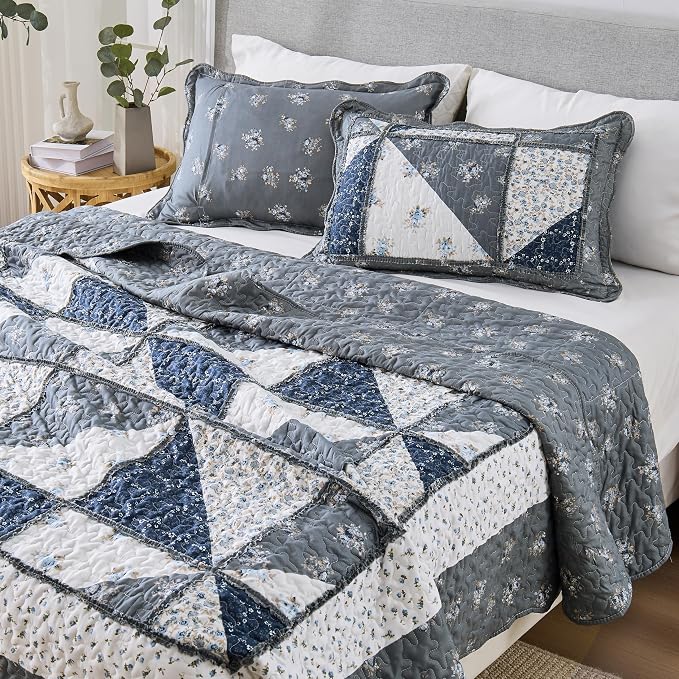 Oversized King Quilt Set Grey Floral Patchwork Alaska King Bedspreads Set | 3-Piece Alaskan King Size Bedding Set 132x120 Rversible Quilted Coverlet Lightweight Comforter Bed Cover with 2 Pillowcase